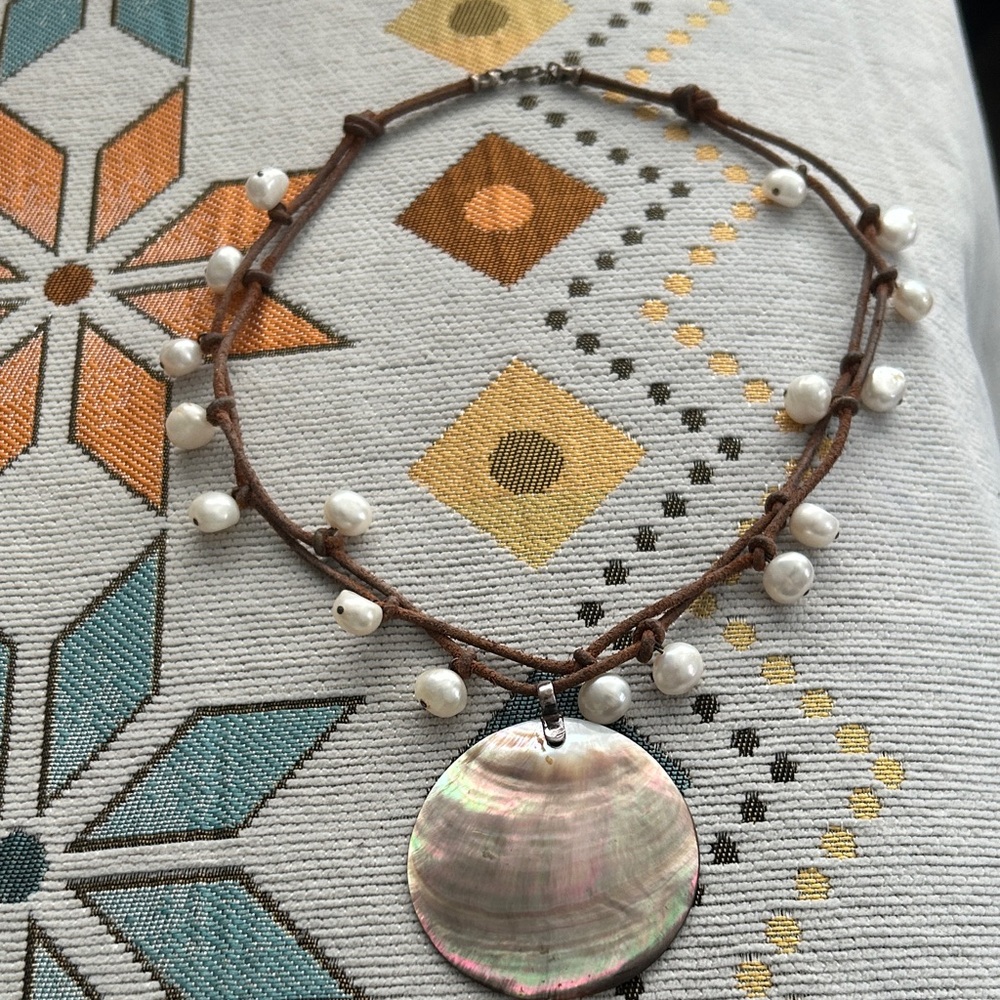 Elegant Pearl and Shell Pendant Necklace USED